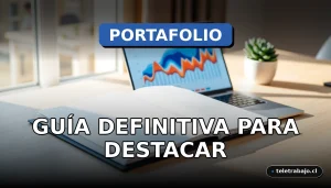 Un portafolio profesional abierto junto a una laptop en un escritorio de diseño, mostrando gráficos abstractos de colores en la pantalla.