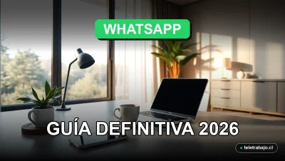 Guía profesional de atención al cliente por WhatsApp en escritorio moderno de home office.