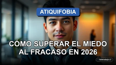 Hombre profesional latino con expresión segura y tranquila en oficina moderna, representando superación del miedo al fracaso laboral.