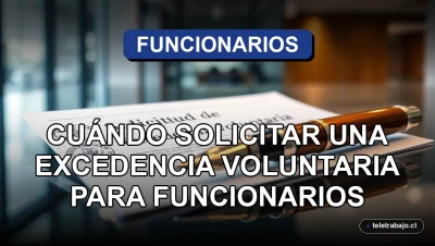 Documentos oficiales y un bolígrafo sobre una mesa de cristal, representando la solicitud de una excedencia voluntaria para funcionarios públicos.