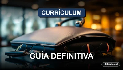 Fotografía de objetos corporativos de lujo sobre una mesa de cristal para optimizar un currículum vitae profesional.