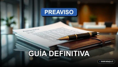 Documento de preaviso laboral sobre mesa de cristal con fondo corporativo desenfocado.