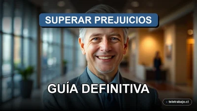 Un ejecutivo maduro sonriendo con confianza en una oficina corporativa moderna y desenfocada, representando la superación de los prejuicios de edad en el entorno laboral.