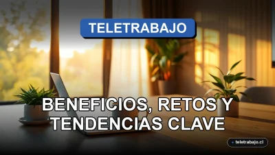 Oficina en casa moderna y premium para teletrabajo en 2026, con portátil, café y plantas, iluminación natural dorada.