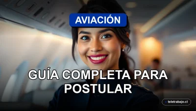 Tripulante de cabina de aerolínea en Chile sonriendo con fondo de cabina de avión desenfocado, guía para postular 2026.